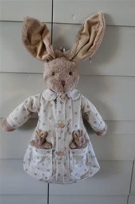 Range pyjama lapin brun fleurs beiges 60cm