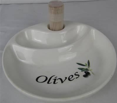 Plat apéritif porcelaine olives/noyaux/piques