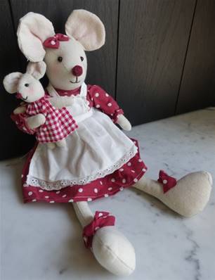 Souris assise avec bébé rouge 35cm