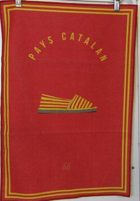 Torchon 40x60 espadrilles fond rouge Pays Catalan