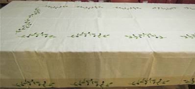 Nappe 170x310 brodée olives