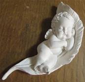Plâtre neutre à parfumer bébé endormi sur feuille