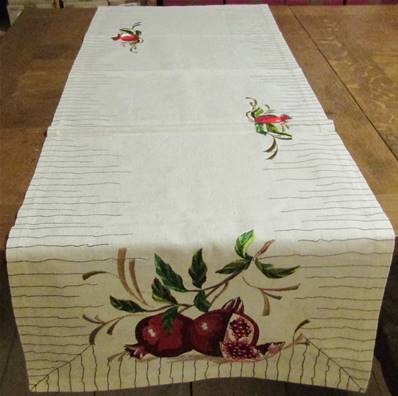 Chemin de Table brodé grenades