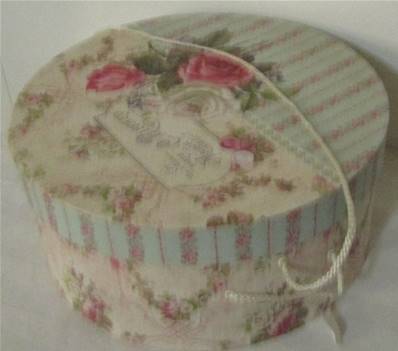 Boite à chapeau D40 rose fleurs avec cordons