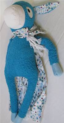 Grand doudou âne éponge turquoise avec cape range-pyjama