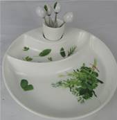 Plat apéritif porcelaine olives/noyaux/piques décor herbes