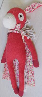 Grand doudou âne éponge rose avec cape range-pyjama