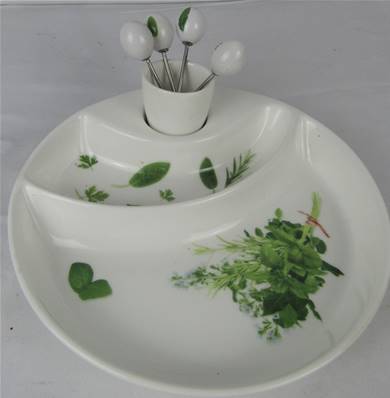 Plat apéritif porcelaine olives/noyaux/piques décor herbes