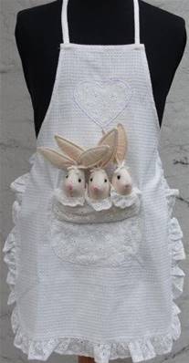 Tablier enfant avec lapins dans la poche- PETIT -blanc fleurs