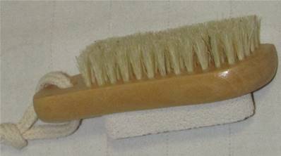 Brosse et pierre ponce avec corde